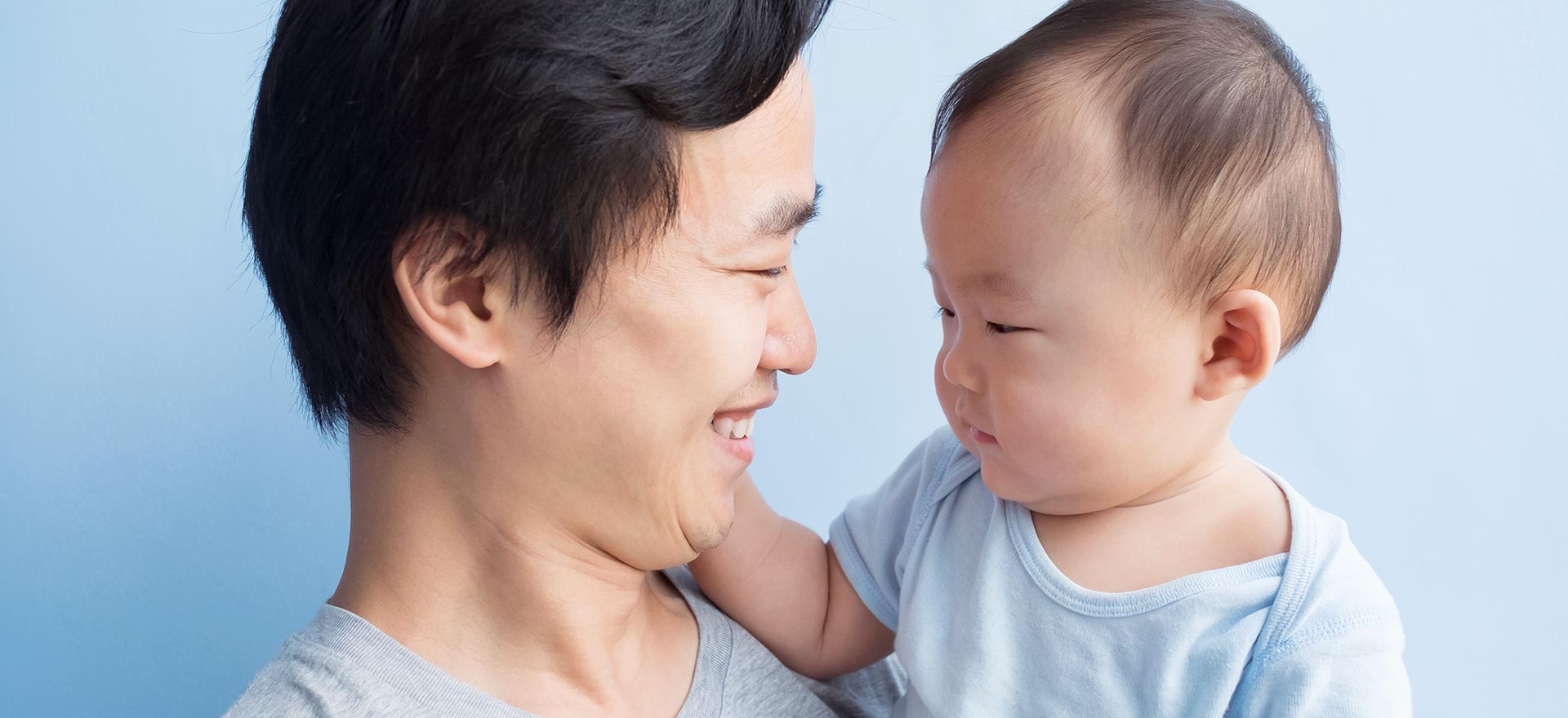 男性と赤ちゃんの写真