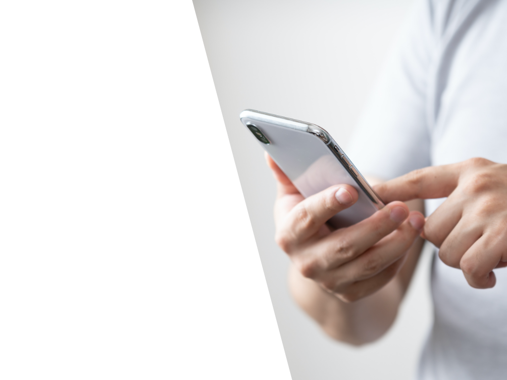 スマホを手で操作している様子